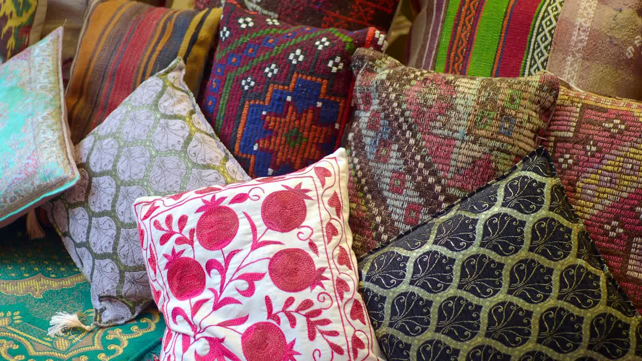 다채로운 장식 베개