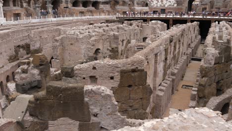 sistema subterráneo de túneles del coliseo en roma, italia