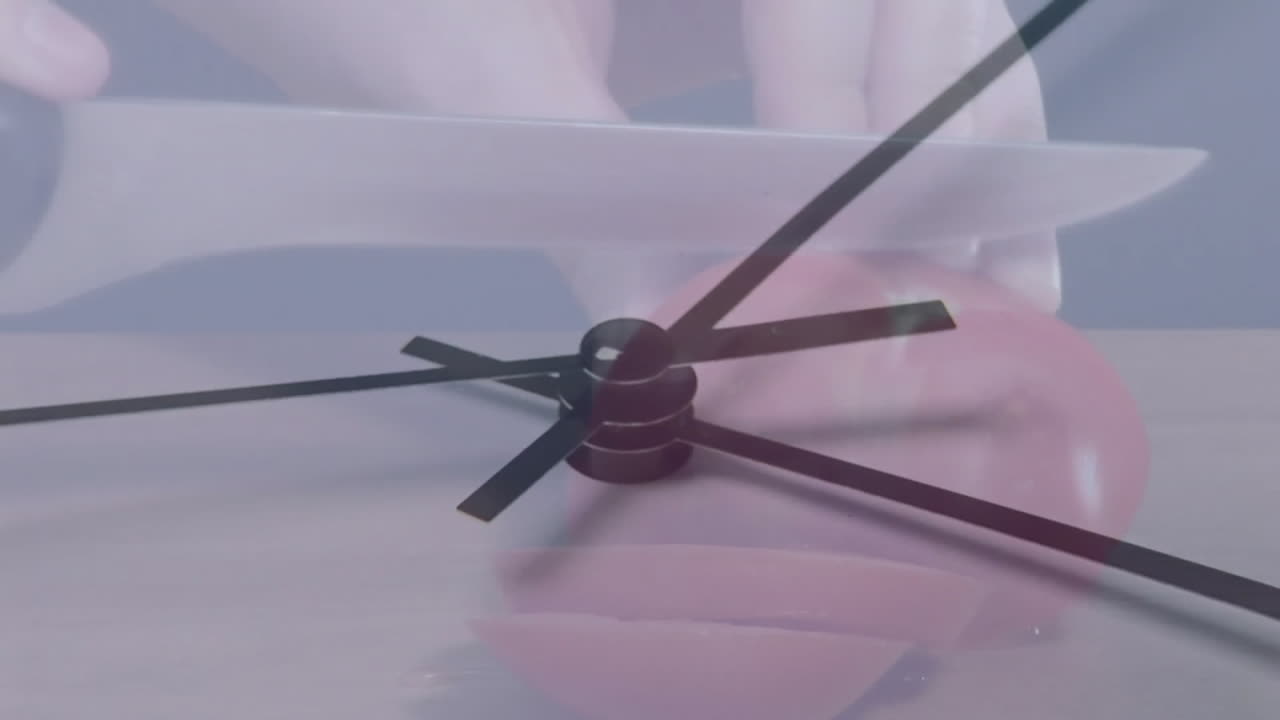 토마토를 잘라내는 백인 여성 위에서 시계가 빠르게 뛰는 애니메이션