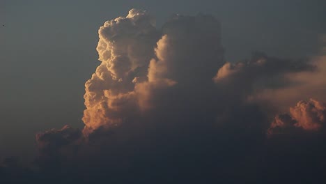 una gran formación de nubes en el lapso de tiempo