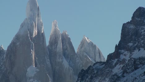 阿根廷巴塔哥尼亞的菲茨羅伊山脈 (fitzroy mountain range) 位於阿根廷南部,山脈上有雪覆蓋的冰川