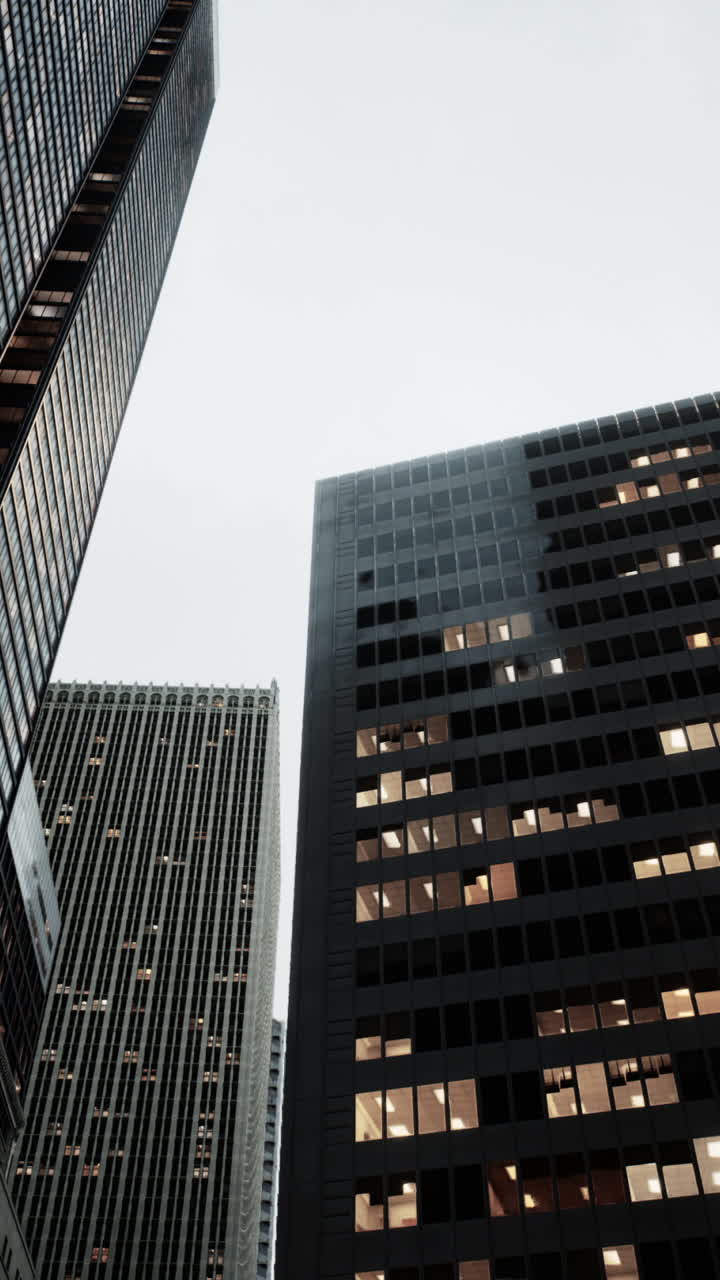 vista de ángulo bajo de altos rascacielos