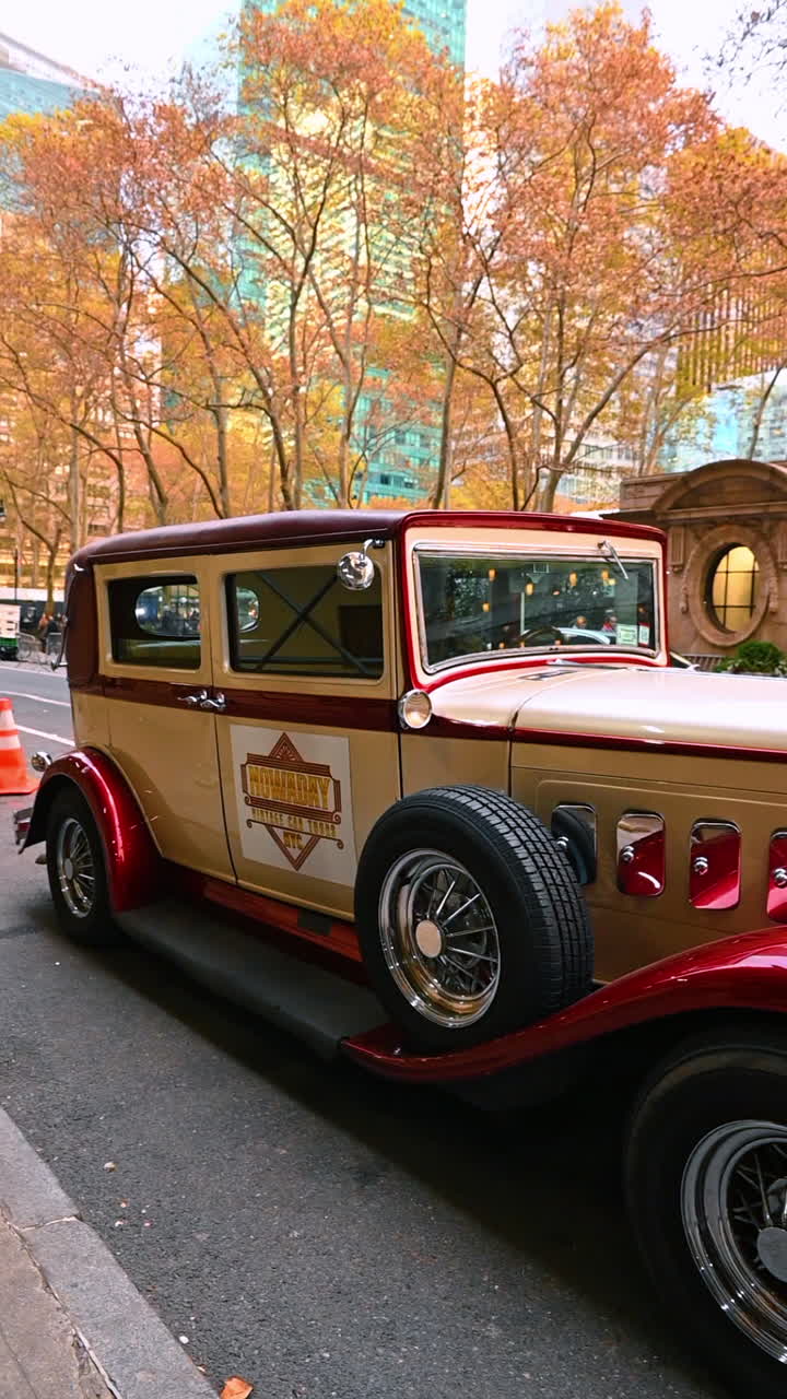 New York, USA, 1. August 2025: Oldtimer am Times Square mit Neonlichtern. Ein roter Oldtimer mit Cremefarbe, fotografiert am Times Square, New York. Neonlichter, Werbetafeln