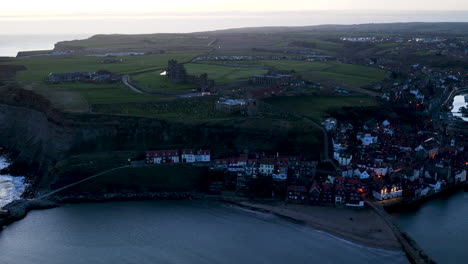 Whitby-Abbey-Headland-Blue-Hour-Dawn-–-Prores-4k-–-Drohnenflug-über-Landzunge-Und-Stadt,-Februar-2023