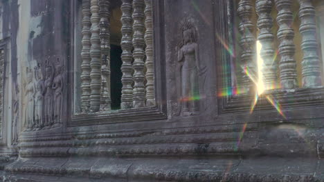 Devata,-Manchmal-Auch-Als-Apsara-Tänzer-Bezeichnet,-An-Den-Wänden-Von-Angkor-Wat-Mit-Sternenklarem-Sonnenflair-Und-Brechendem-Regenbogenlicht