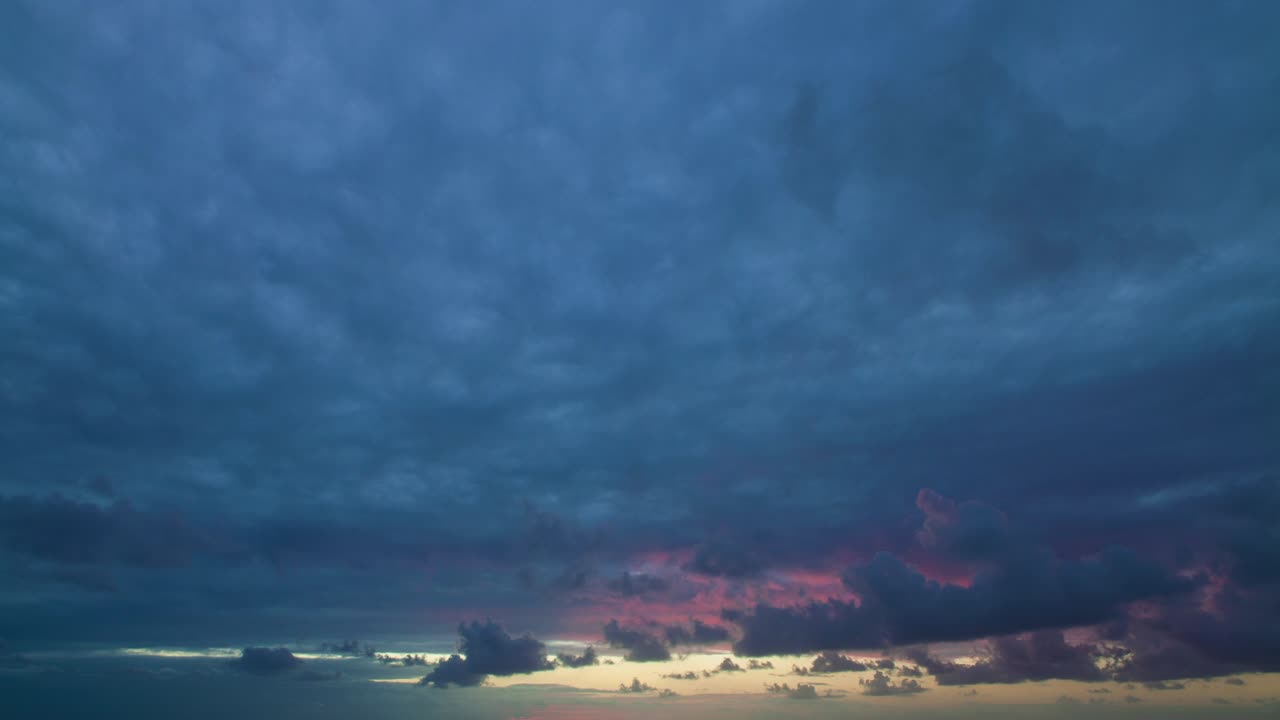 놀라운 구름빛 해가 뜨는 시간 경과