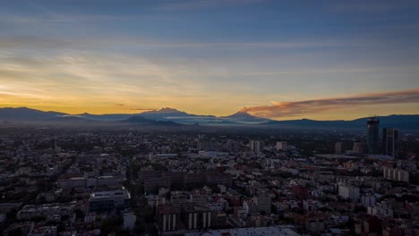 epiclapse amanecer con 2 volcanes en primer plano, uno de los cuales está activo con humo