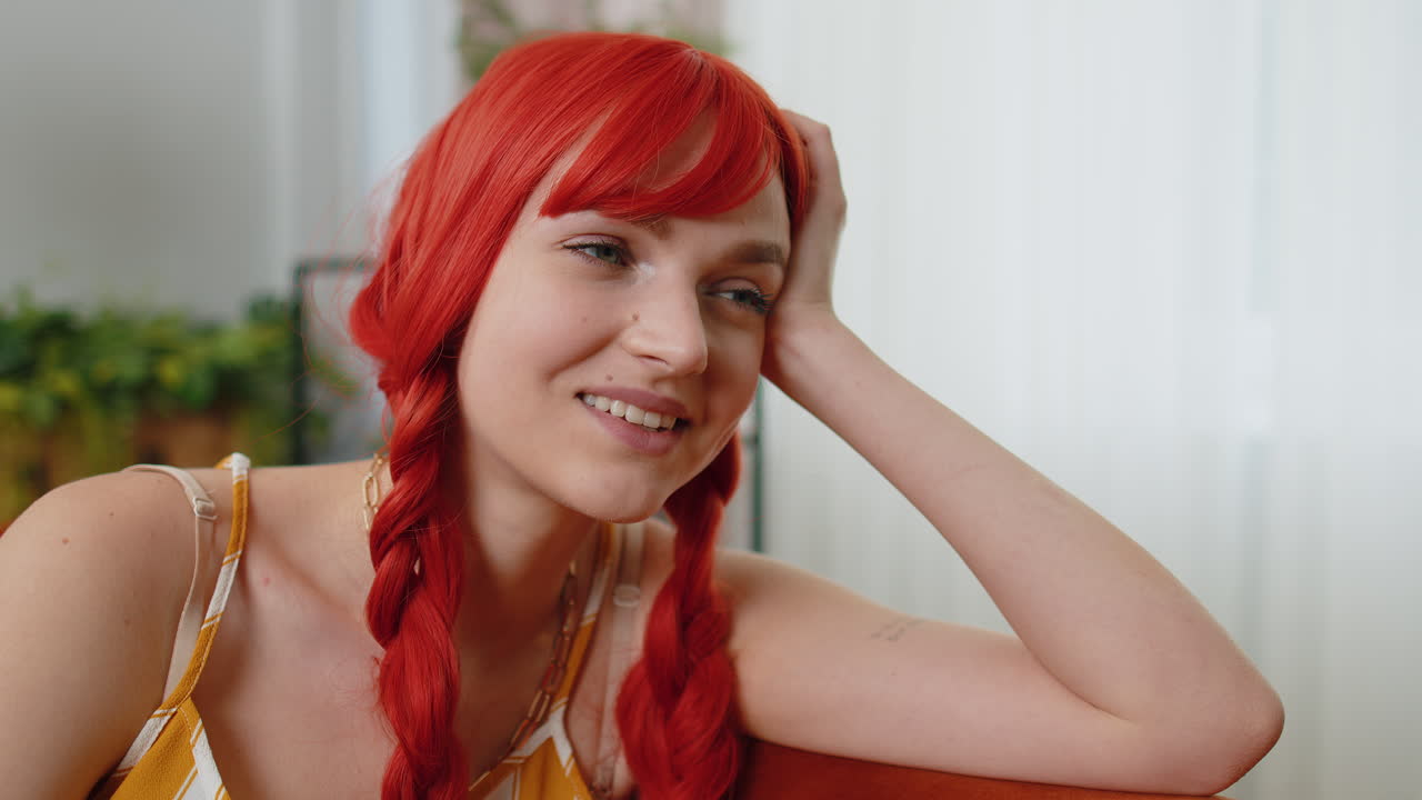 행복하고 평온한 백인 여성 미소 짓고 눈을 돌려 꿈을 꾸고 휴식을 취하고, 좋은 소식, 집에서 만족감을 느끼고