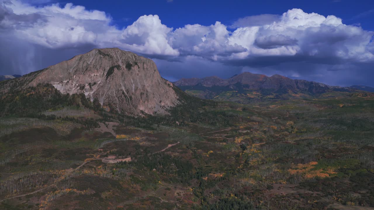 Kebler Pass Paonia Somerset Crested Butte Colorado drone aereo pomeridiano autunno cielo blu nuvoloso Marcellina Mountain Ruby Peak colorato Aspen Trees Ruby Anthracite Trail movimento all'indietro
