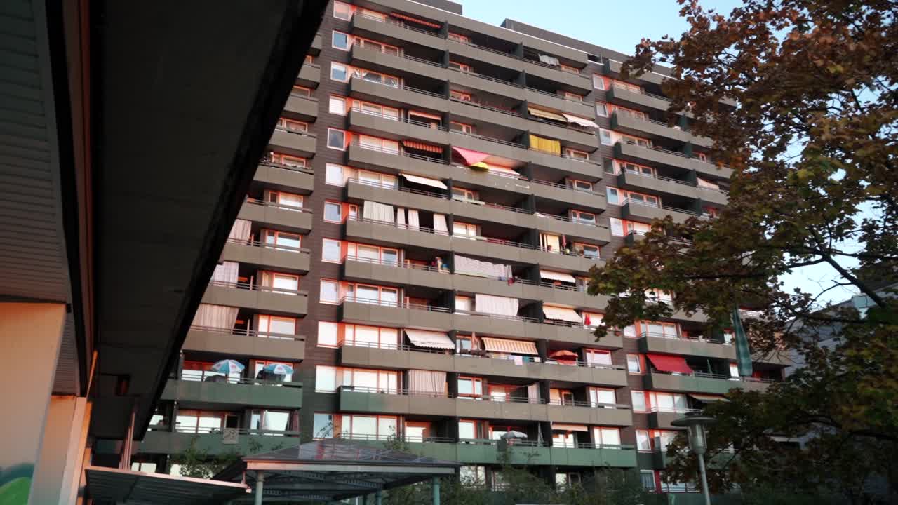 벽에 낙서가 있는 빈민가의 마천루