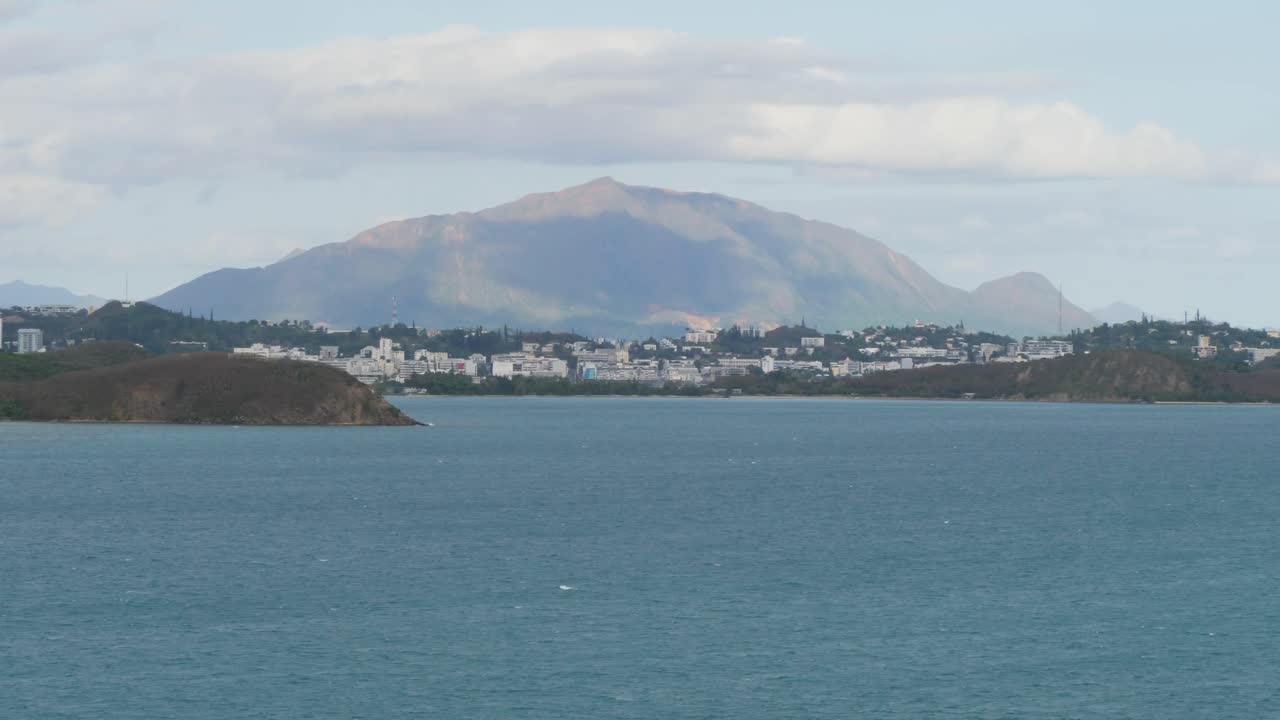 noumea, capital de nueva caledonia, rodeada de montañas