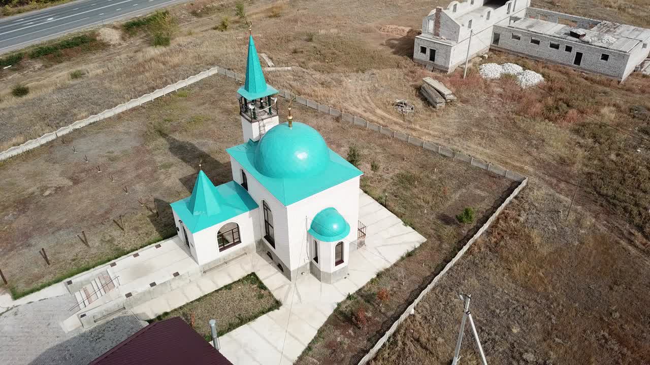 공중: 작은 모스크가 해가 뜨는 동안 빛나고 있습니다.