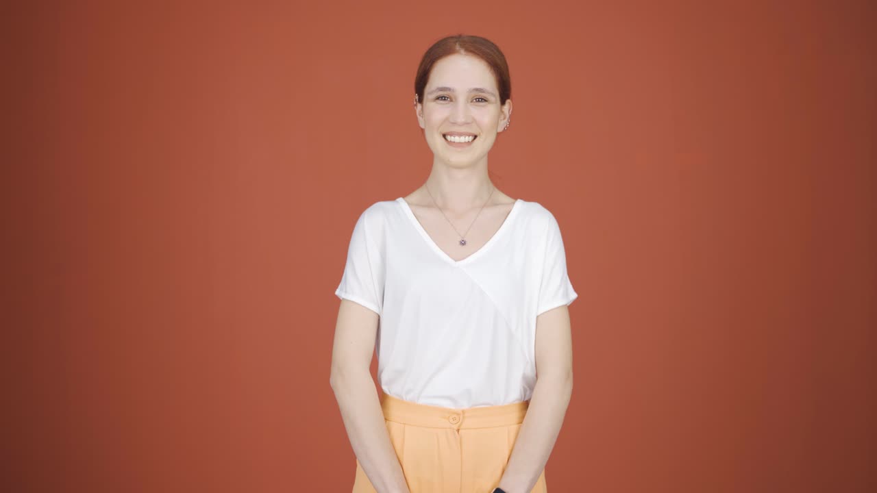 mujer sonriendo a la cámara