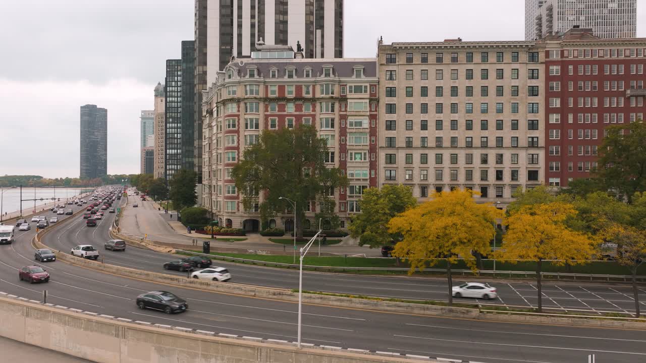 vista aérea de la costa dorada de chicago con el follaje de otoño
