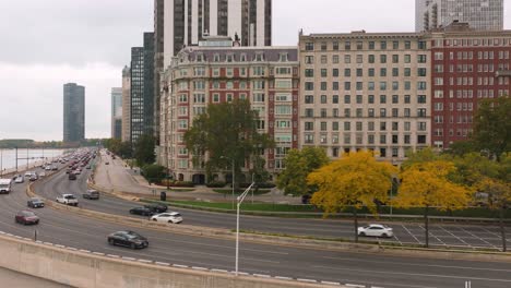 Vista-Aérea-De-La-Costa-Dorada-De-Chicago-Con-Follaje-De-Otoño