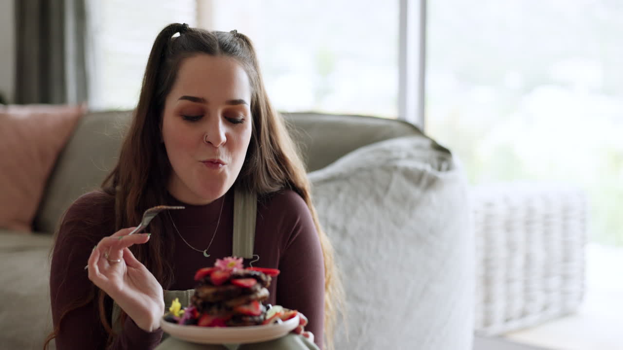 comiendo desayuno, panqueques