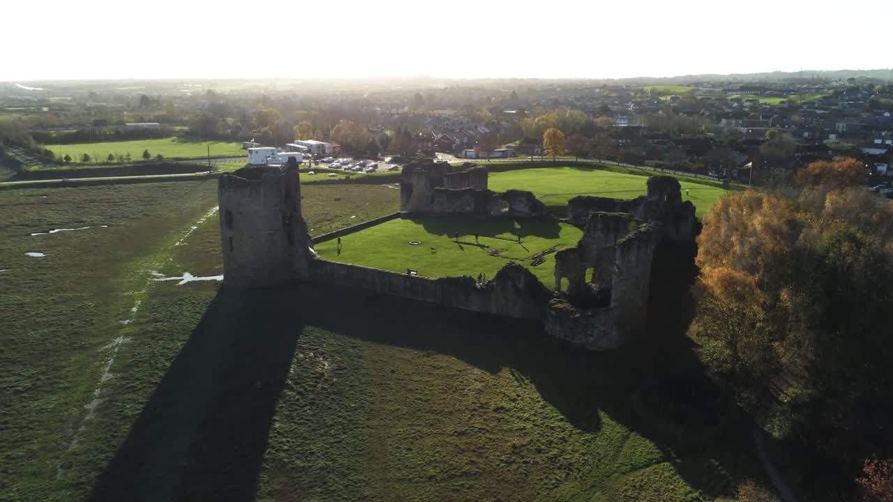 역사적인 부싯돌 성 중세 군사 유적 랜드마크 조감도 중앙 오른쪽 높이 궤도
