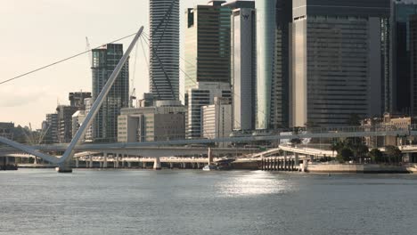 Vista-De-La-Vía-Rápida-Junto-Al-Río-Y-El-Nuevo-Puente-Que-Conduce-A-Queens-Wharf,-La-Ciudad-De-Brisbane-A-La-Luz-De-La-Tarde,-Queensland,-Australia