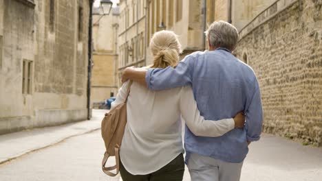 Feliz-Pareja-De-Turistas-Con-Los-Brazos-Alrededor-Del-Otro