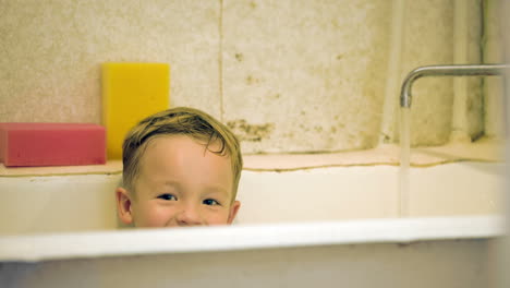 Niño-Sonriente-Sentado-En-El-Baño