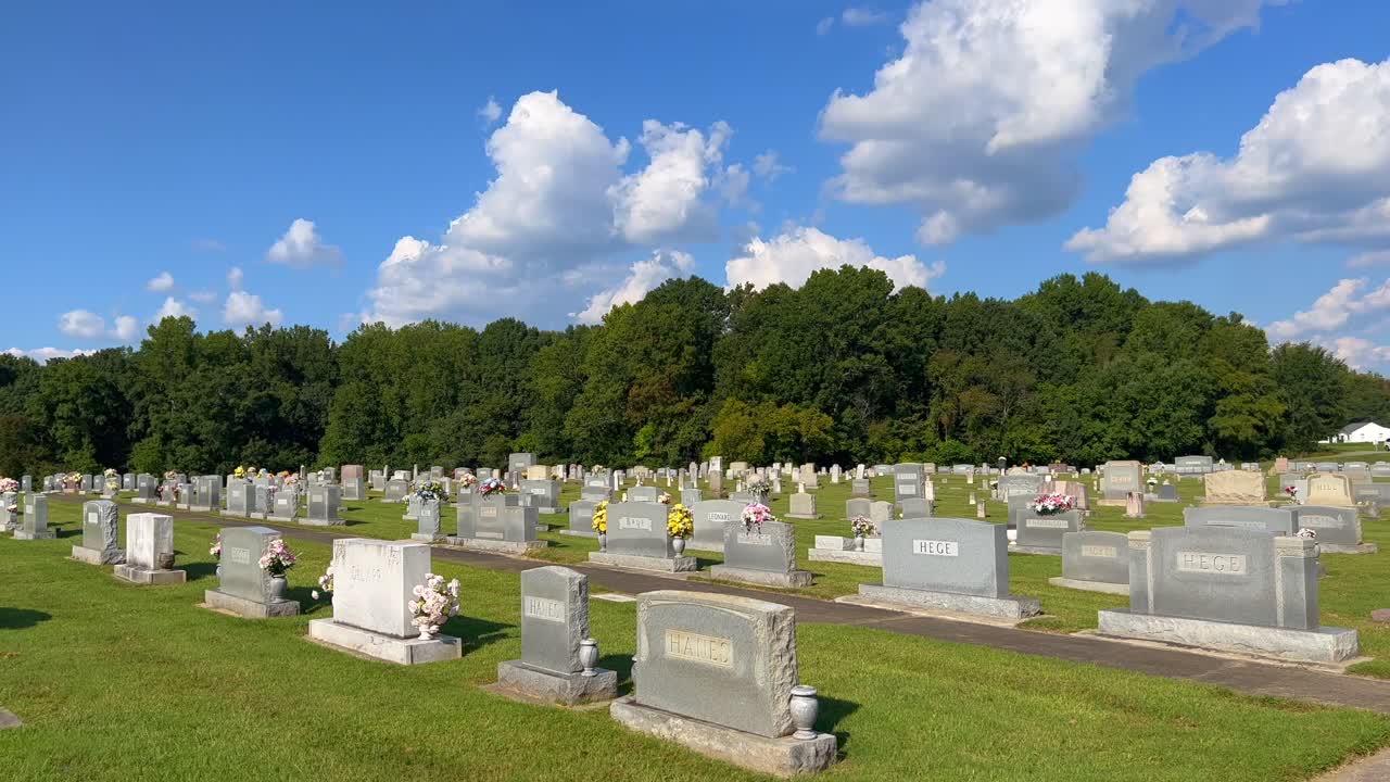 노스 캐롤라이나에서 여름 동안 교회 묘지