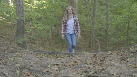 Pan-De-Mano-Desde-El-Camino-De-Tierra-Hasta-Una-Mujer-Caminando-Por-El-Bosque