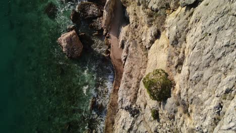 Overhead-Aufnahme-An-Der-Küste-Von-Beska,-Die-Einer-Frau-Folgt,-Die-Langsam-Neben-Einem-Berg-4k-Geht