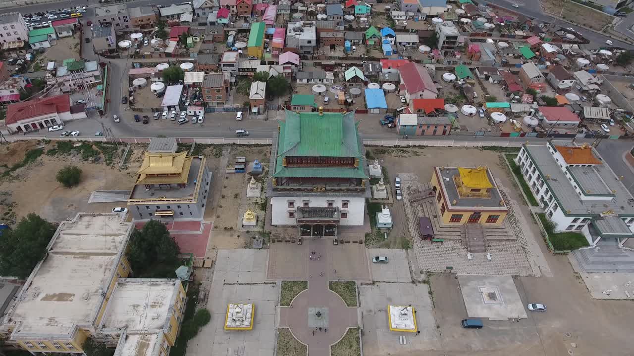 tomada aérea de un dron del monasterio de gandantegchinlen en mongolia