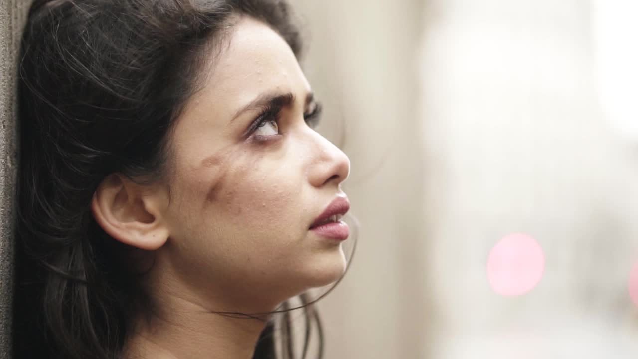 mujer joven llorando sola en la calle mirando al cielo nerviosa y asustada a cámara lenta