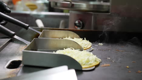 Derretir-Queso-En-Conchas-De-Tortilla-Para-Hacer-Mulitas---Serie-De-Camiones-De-Comida