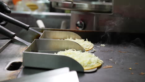 derretir queso en conchas de tortilla para hacer mulitas - serie de camiones de comida