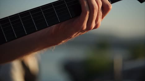 tocando la guitarra acústica