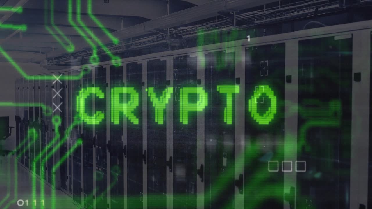 Sovrapposizione di circuito verde che avvia lettere tremolanti che formano CRYPTO sopra i server per un concetto di criptovaluta.