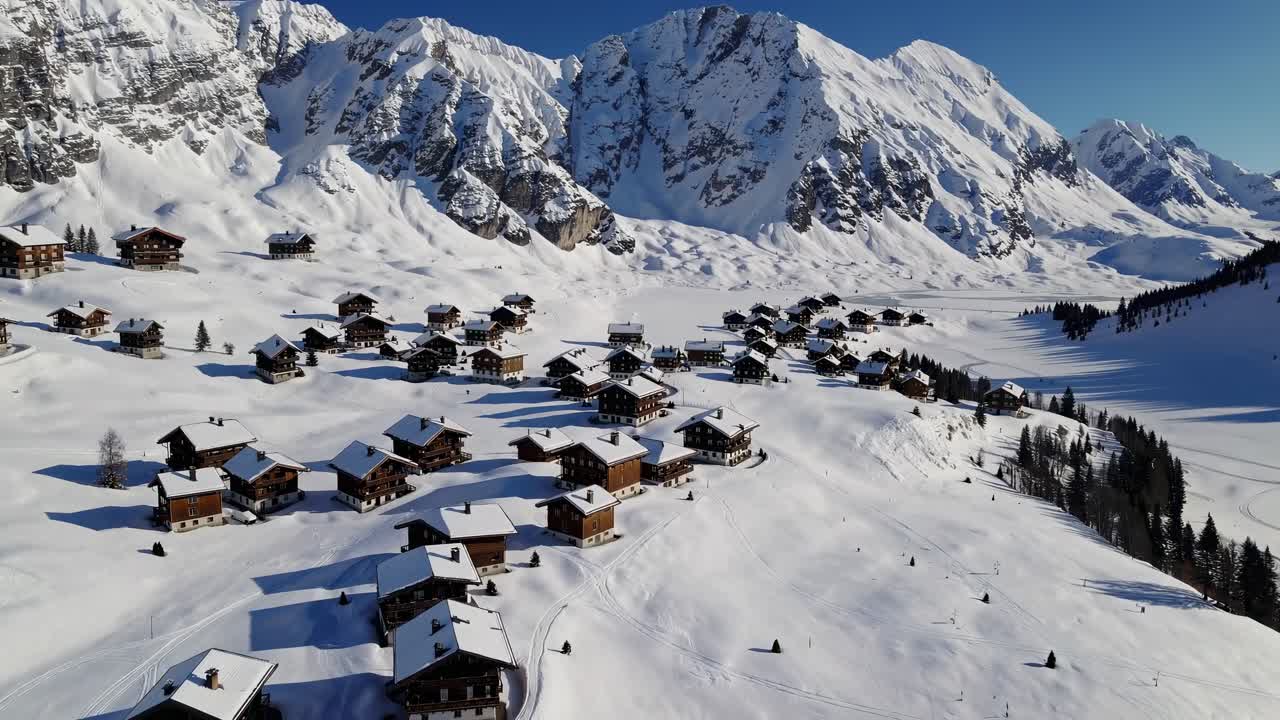 Villaggio alpino circondato da montagne innevate