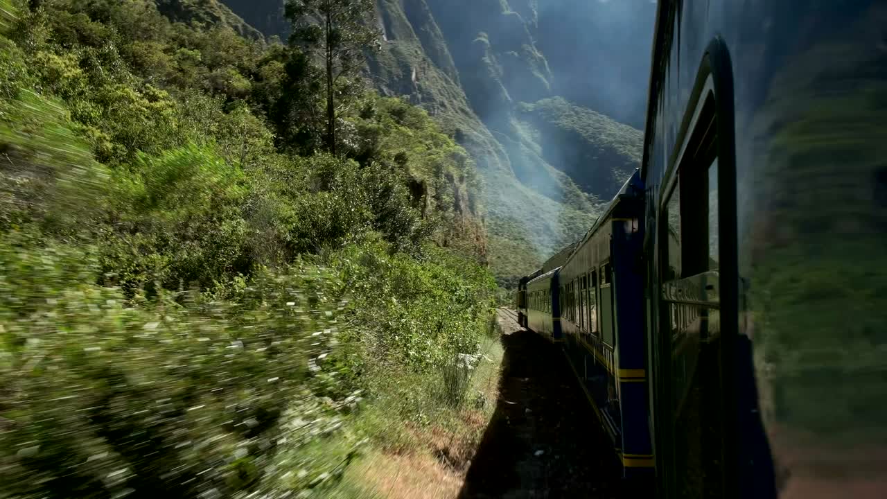 viaje en tren de machu picchu a olantaytambo