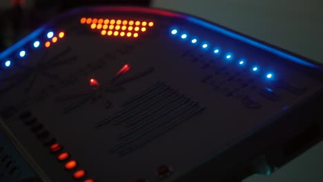 primer plano de una pantalla electrónica de colores