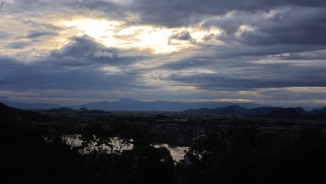 el lapso de tiempo con nubes en el cielo al atardecer