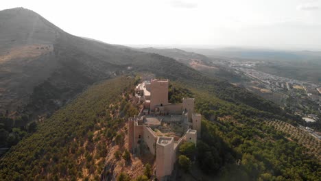 Castillo-De-Jaen,-Spanien-Jaens-Burg-Fliegende-Und-Bodenaufnahmen-Von-Dieser-Mittelalterlichen-Burg-Am-Nachmittag-Im-Sommer,-Es-Zeigt-Auch-Die-Stadt-Jaen,-Die-Mit-Einer-Drohne-Und-Einer-Action-kamera-Mit-4k-24fps-Unter-Verwendung-Von-Nd-filtern-Aufgenommen-Wurde-32