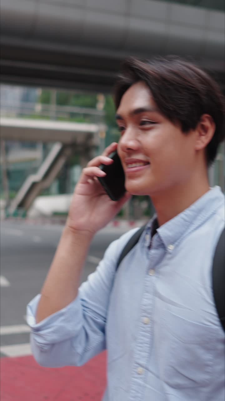 도시에서 전화로 얘기하는 남자