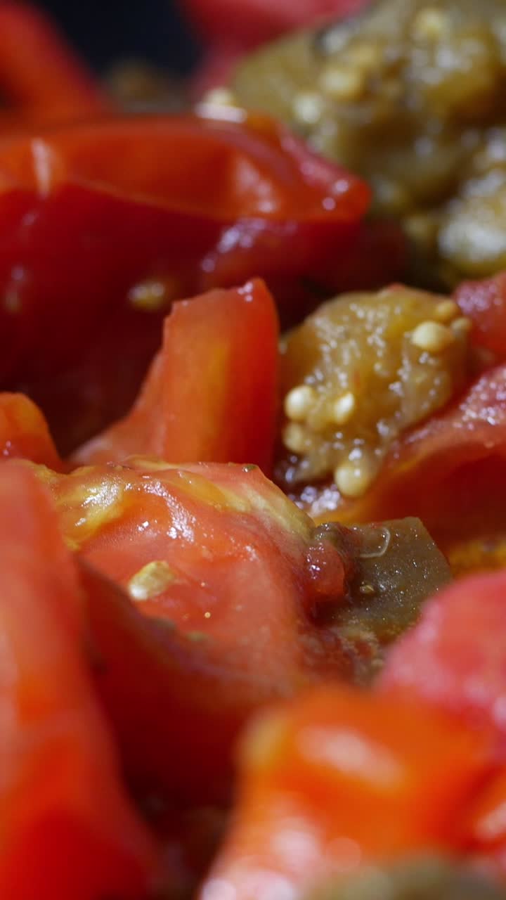 Primer plano de tomates picados, pimientos y berenjena cocida