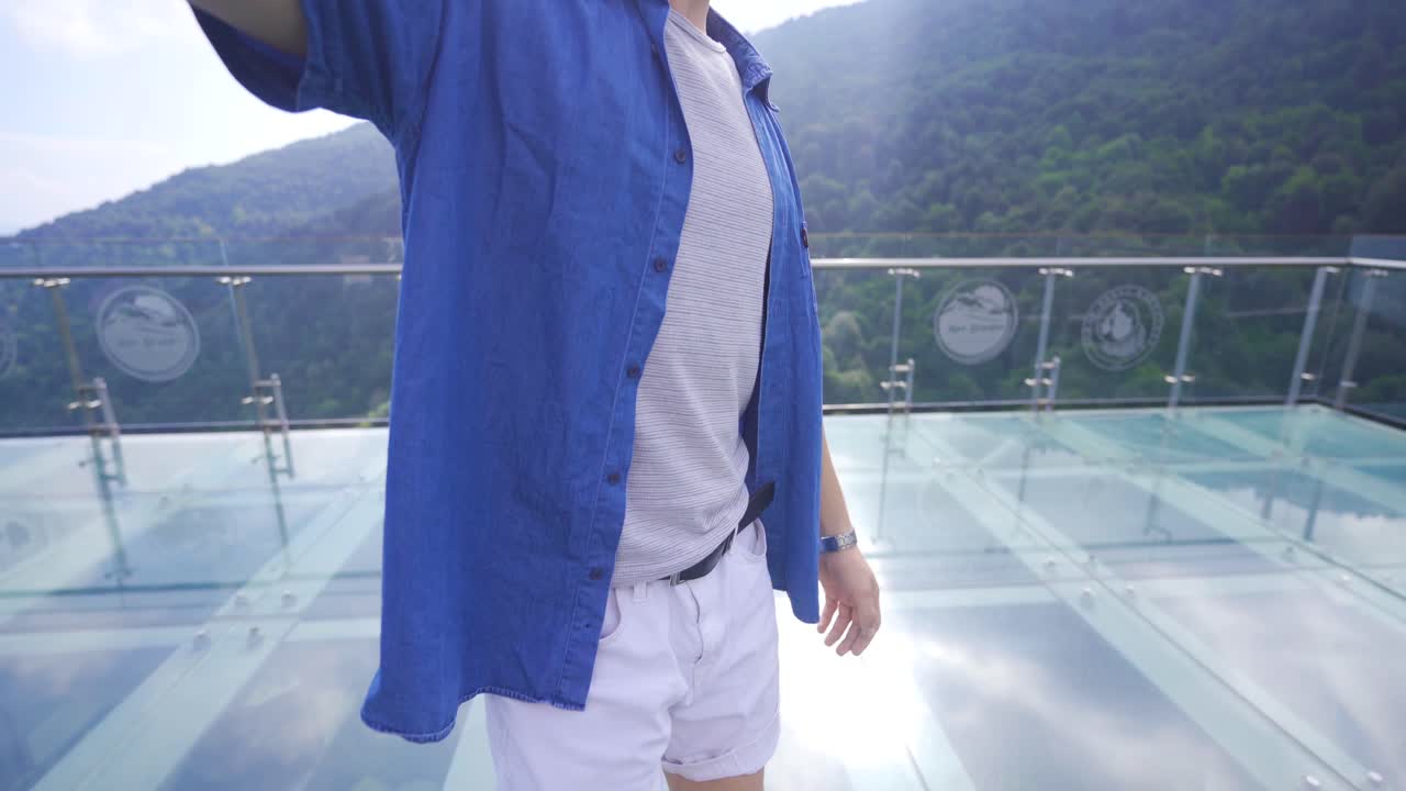 대학생은 여행에서 춤을 추고 있습니다.