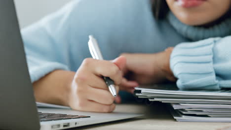 estudiante cansado con computadora portátil y libros triste