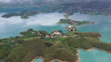 拉瑪湖 (rama lake) 藍色水域,海灣和島<unk>