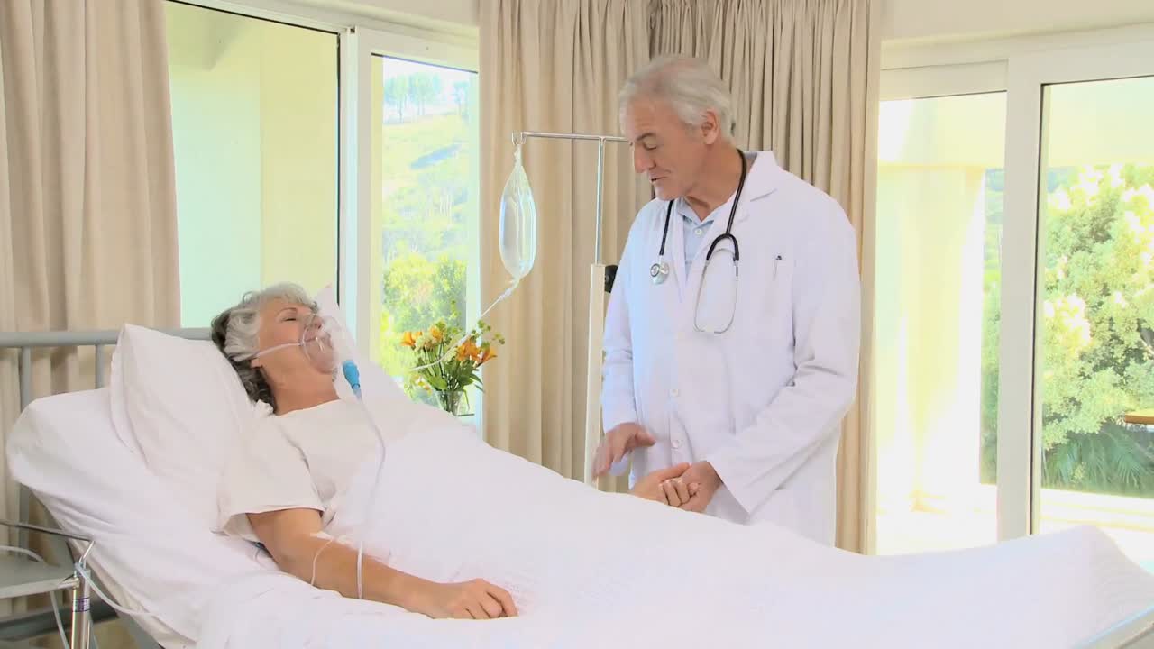 mujer en coma acostada en la cama con una máscara de oxígeno