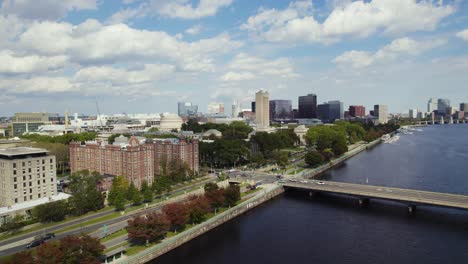 Verkehr-Auf-Der-Harvard-Brücke-über-Den-Charles-River-In-Boston,-Massachusetts