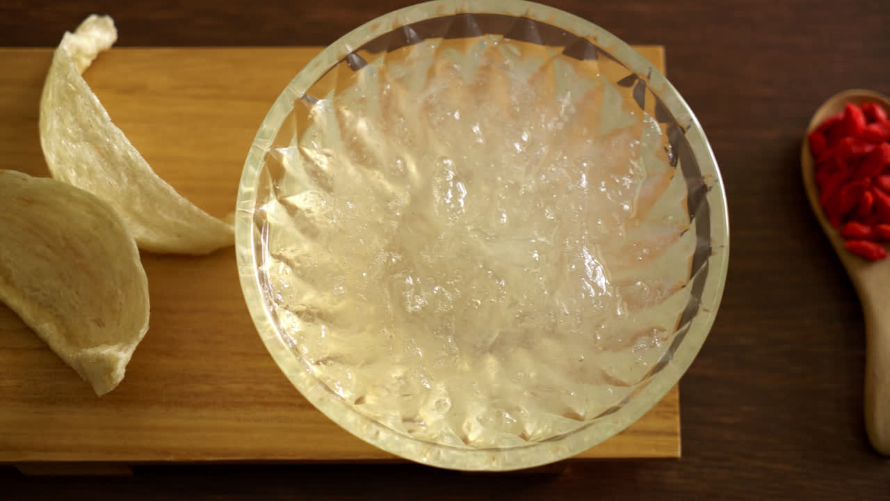 유리 그릇에 먹을 수 있는 새 둥지 수프 - 건강한 음식 스타일