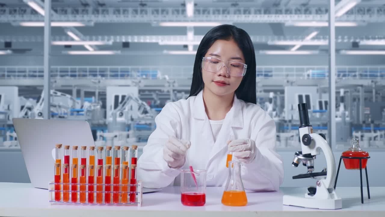 아시아 여성 과학자가 시험관 실험을 하고, 현미경으로 실험실에서 노트북으로 입력하고, 실험을 수행하고, 실험실에서 작업하고, 분석하고, 플 테스트 튜브를 찾습니다.