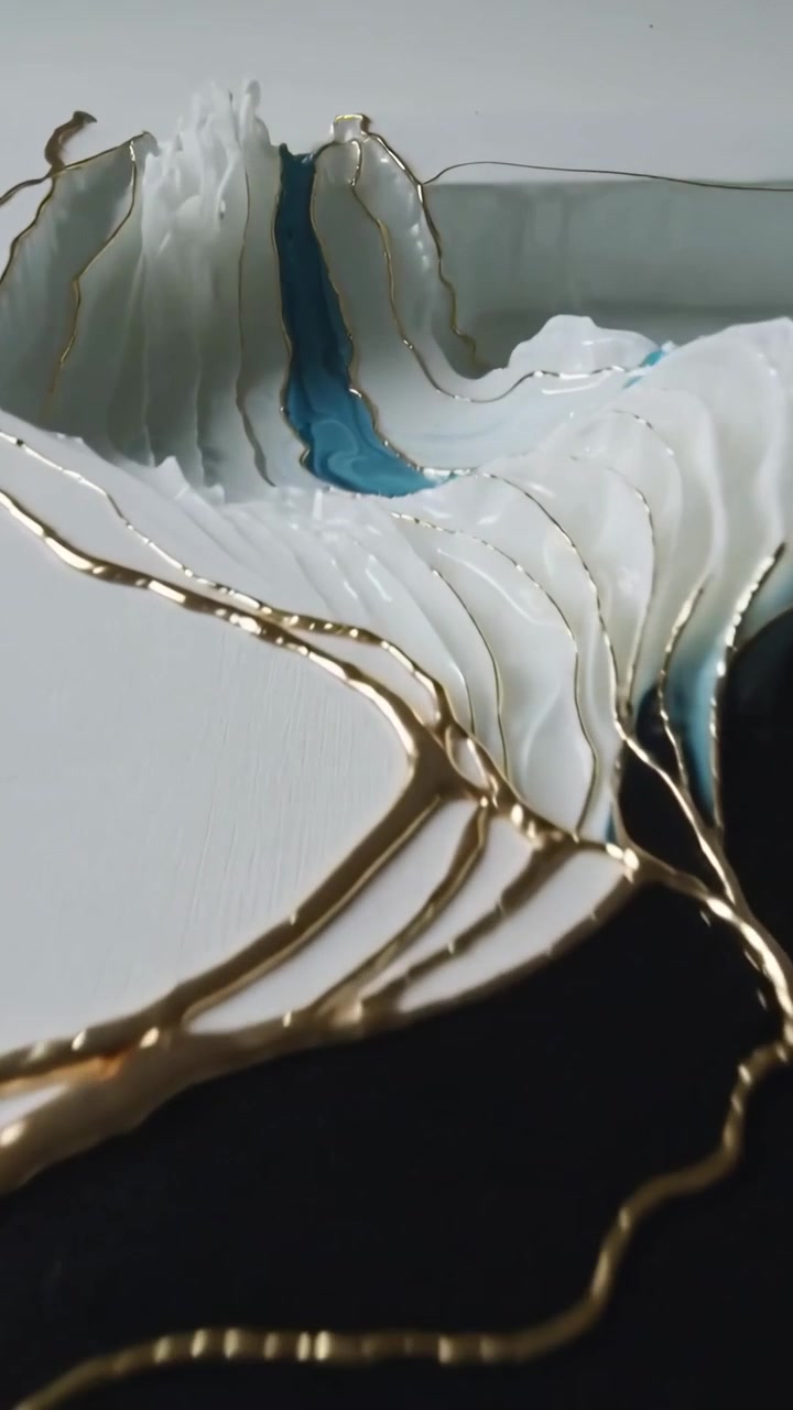 Video verticale: Tirando vernice in rilievo, strumento nascosto che rivela blu stratificati su pannello piatto, venature dorate.