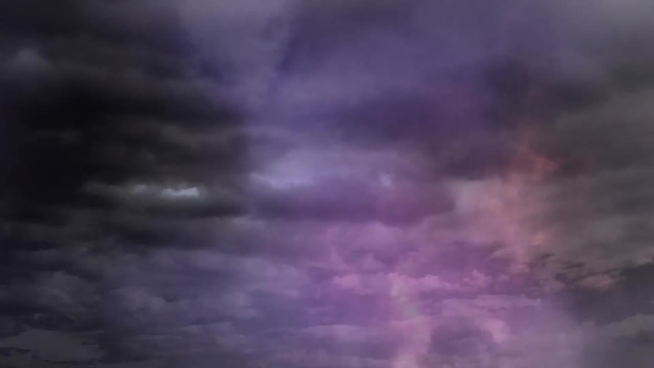 구름과 함께 하늘에 천둥이