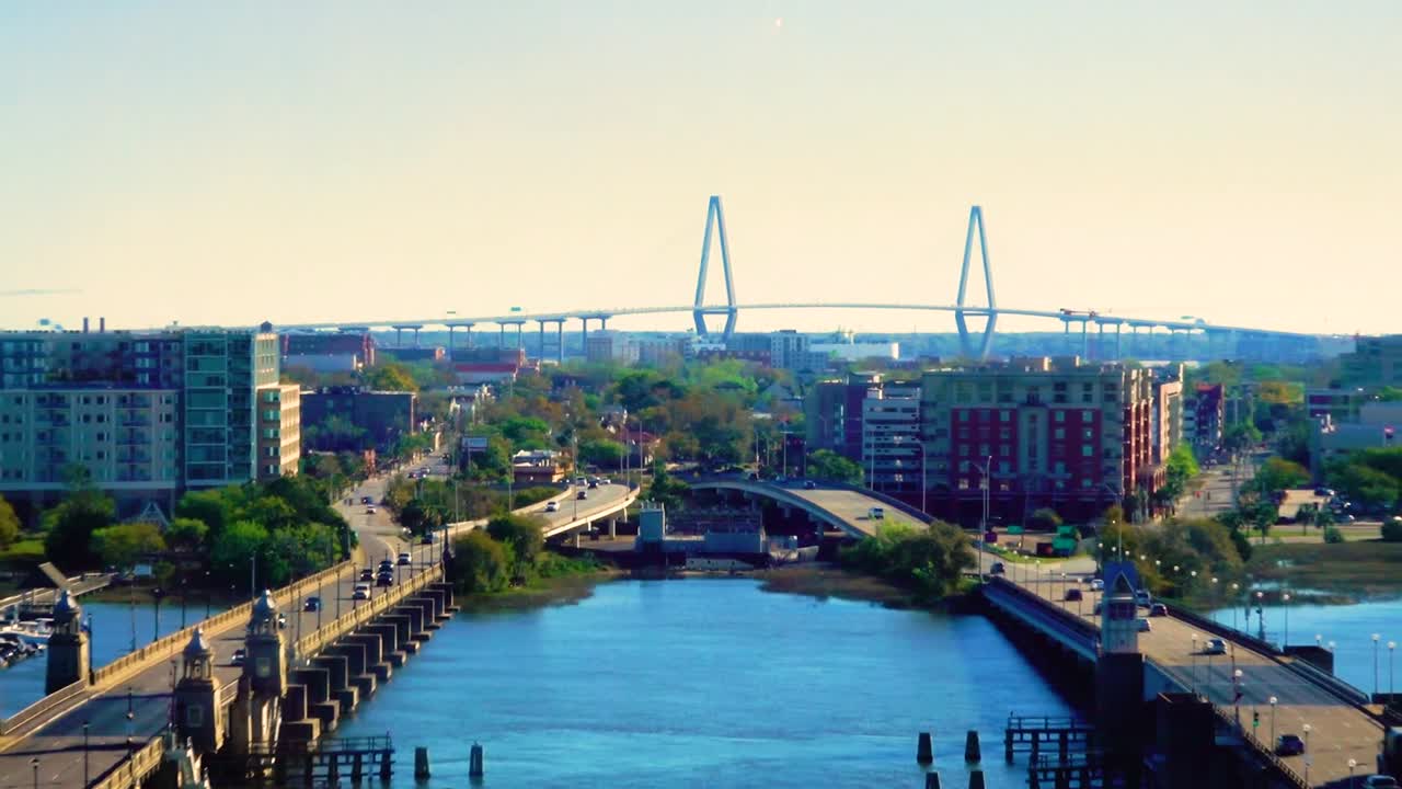 사우스 캐롤라이나 찰스턴 시를 보여주는 arthur ravenel 다리에서 축소